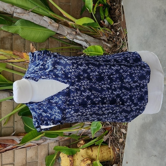 Banana Republic navy blue floral sleeveless blouse extra small - Picture 2 of 9